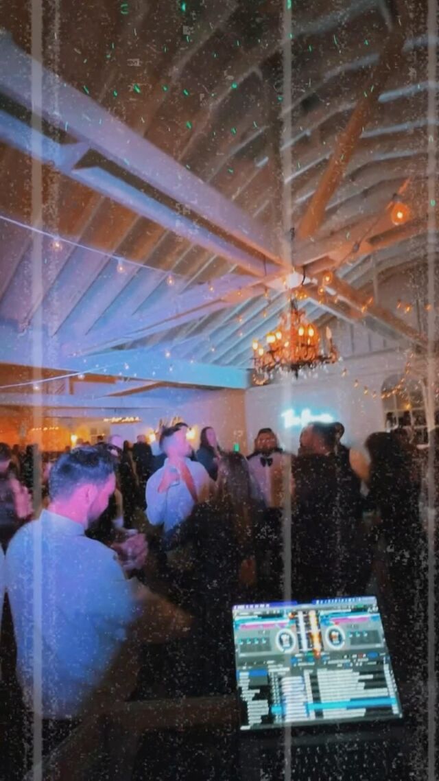 It might be hot out but it ain’t hotter than a Premier dance floor 🕺🏼
•
•
•
•
•
#nashville #dj #weddingdj #nashvilledj #destinationwedding #nashvillewedding #love #wedding